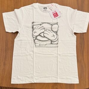 Uniqlo White Short-Sleeve Graphic Tee with Monochrome Sketch